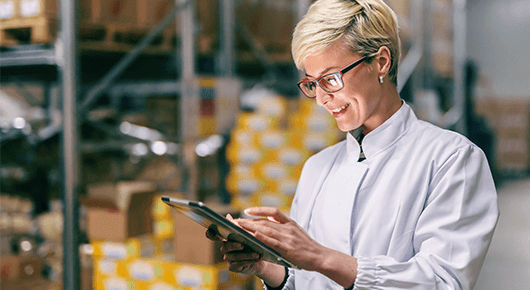 Mujer firmando electrónicamente en tablet con software de gestión de contratos